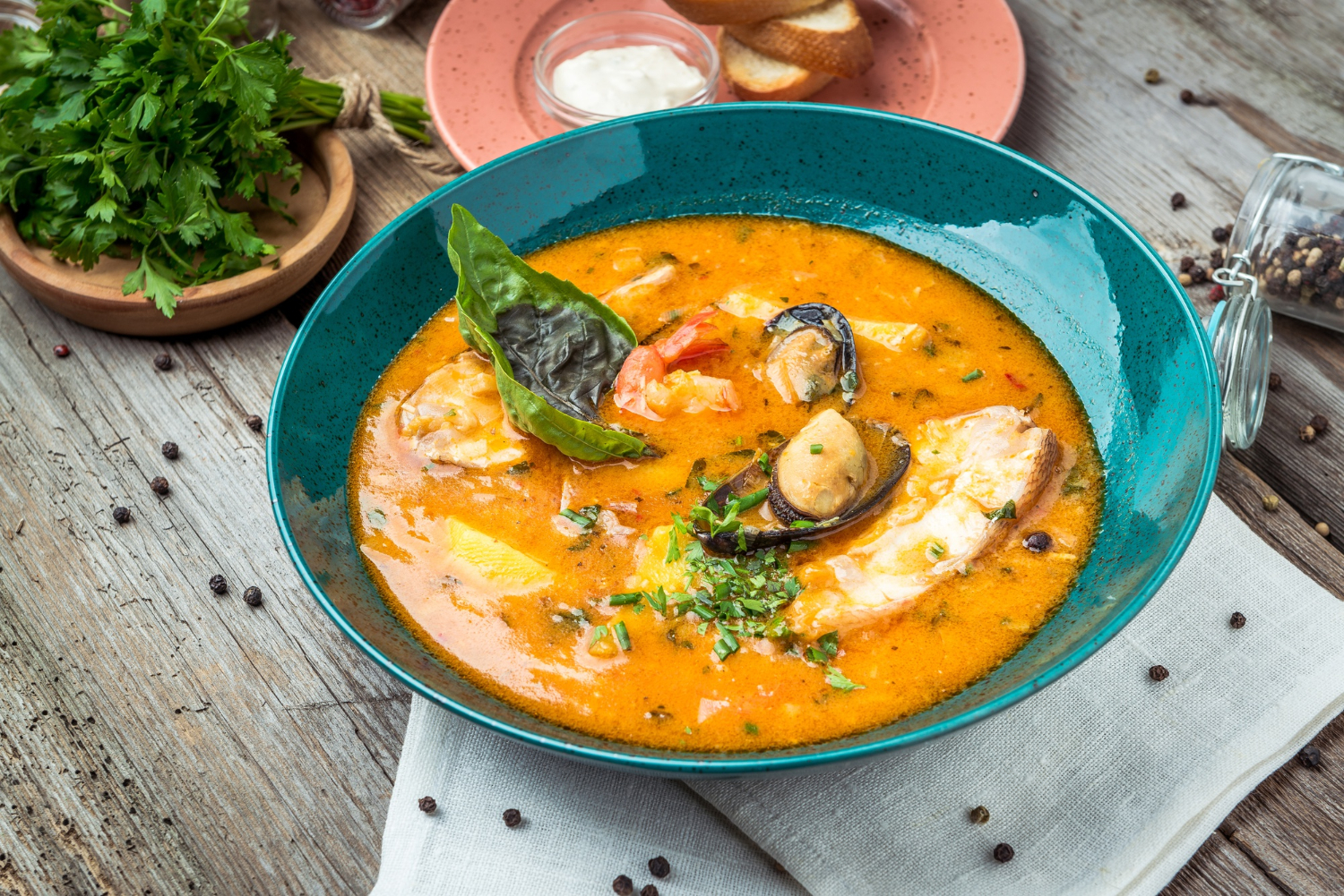 Soupe de poisson Bouillabaisse française aux fruits de mer, filet de saumon, crevettes, goût riche, dîner savoureux